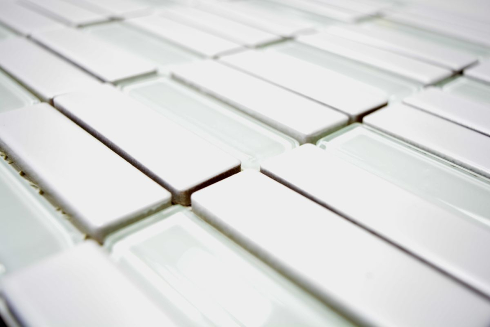 Le aste per mosaico mescolano il bianco opaco con il vetro ceramico a legami incrociati