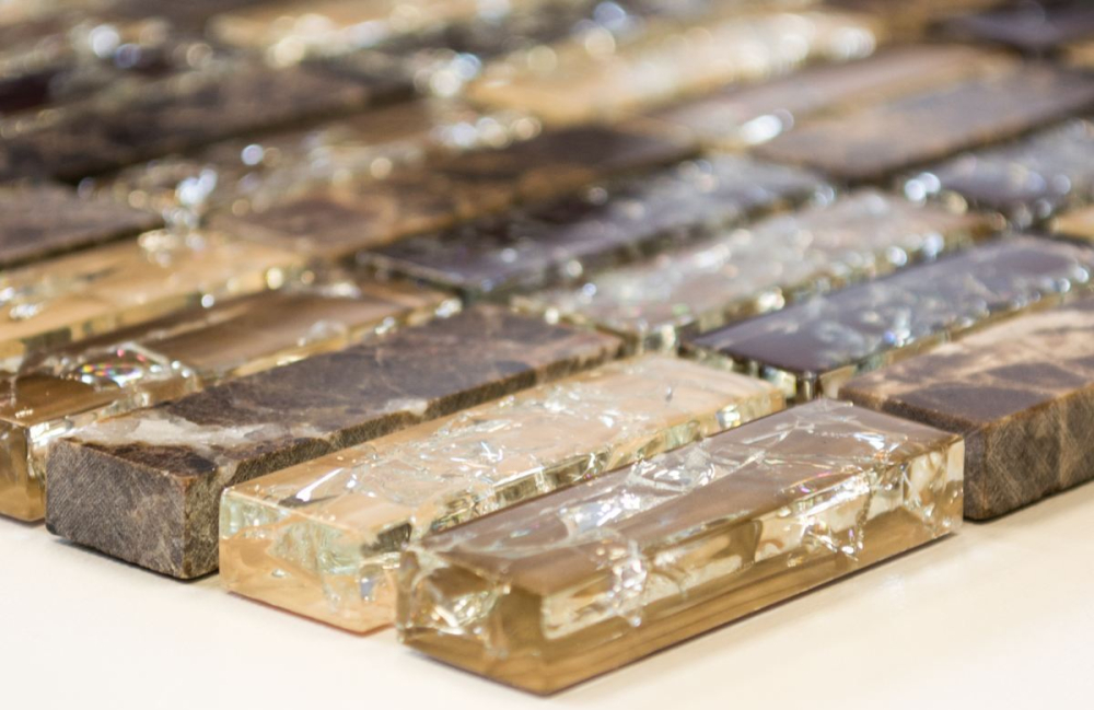 Batonnets de mosaique de verre pierre mix emperador fonce mix translucide aspect croise beige fonce brillant