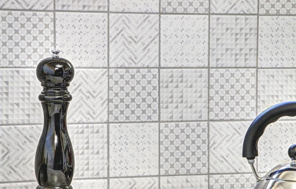 Mosaico quadrato Geo Grey in ceramica effetto retro grigio lucido