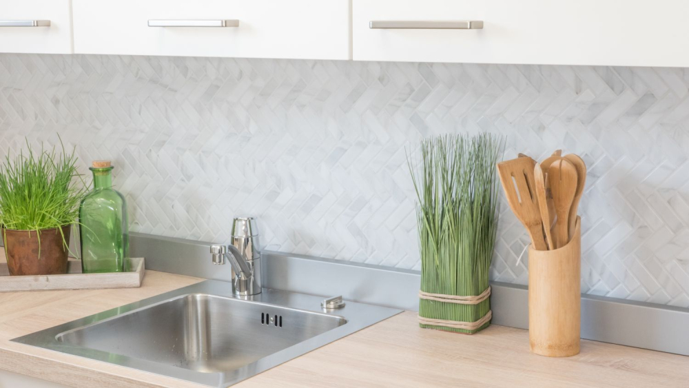 Fischgrät Mosaik weiß grau Carrara Optik Steinoptik Fliese Keramikmosaik 24-SO10