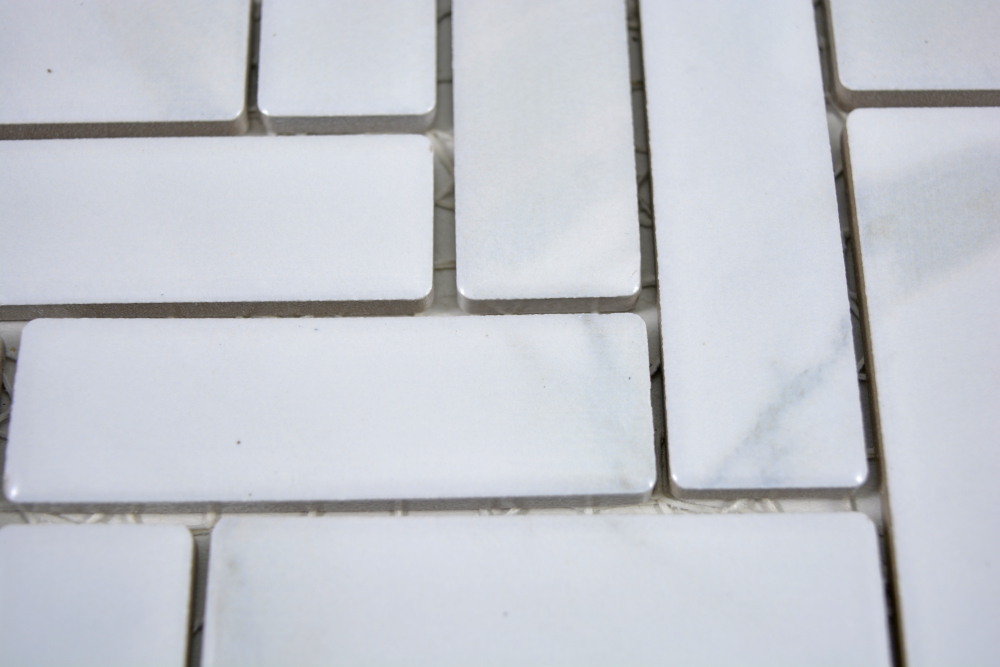 Fischgrät Mosaik weiß grau Carrara Optik Steinoptik Fliese Keramikmosaik 24-SO10