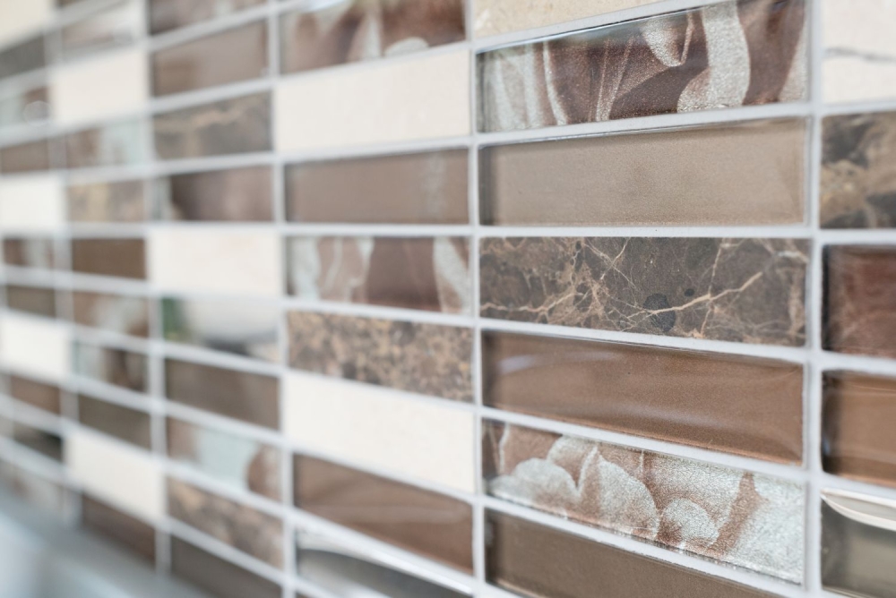 Mosaique rectangle mosaique de verre pierre mix brun mix translucide aspect croise argent brillant