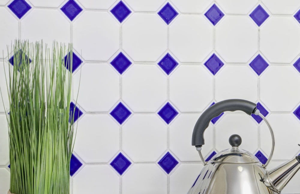 Mosaique Octa blanc mat avec bleu cobalt brillant Ceramique aspect octogone bleu