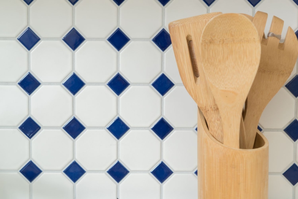 Mosaique octogonale blanc mat avec bleu brillant Ceramique aspect octogone