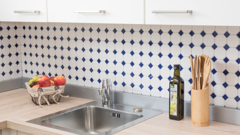 Mosaique octogonale blanc mat avec bleu brillant Ceramique aspect octogone