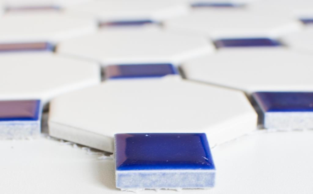 Mosaique octogonale blanc mat avec bleu brillant Ceramique aspect octogone