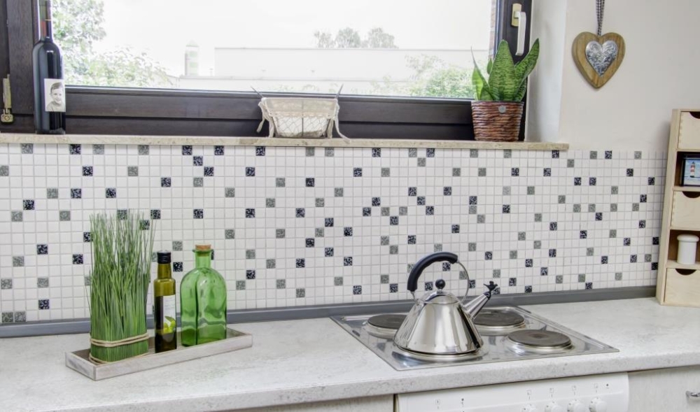 Mosaico cuadrado mezcla de blanco con negro martillado martillo de ceramica mirada brillante