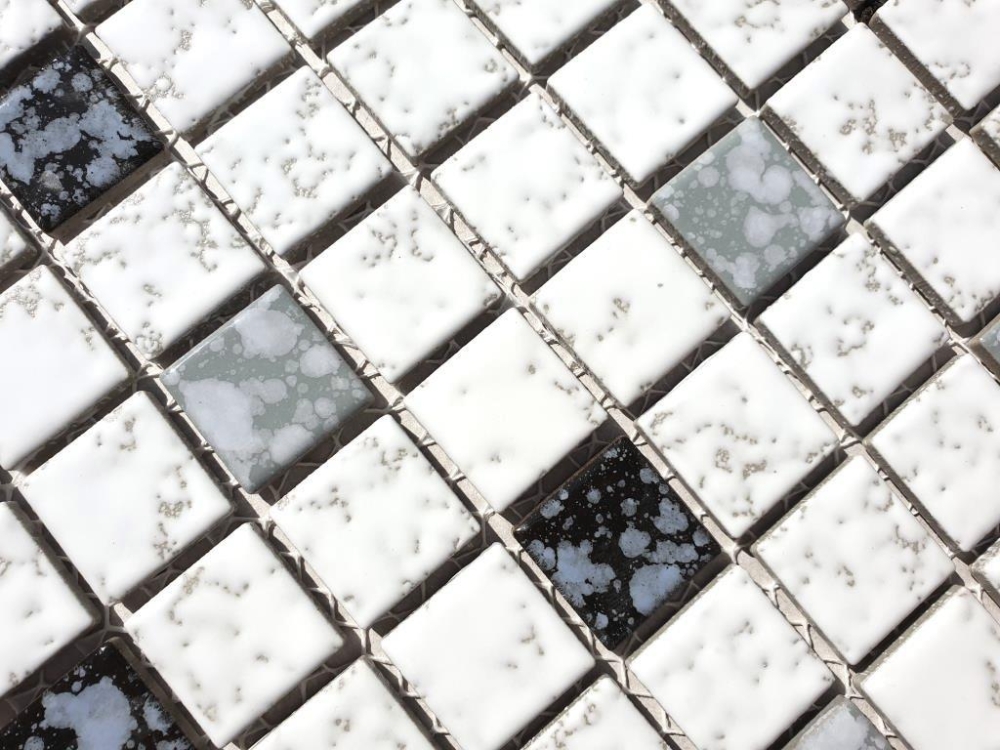 Mosaico cuadrado mezcla de blanco con negro martillado martillo de ceramica mirada brillante