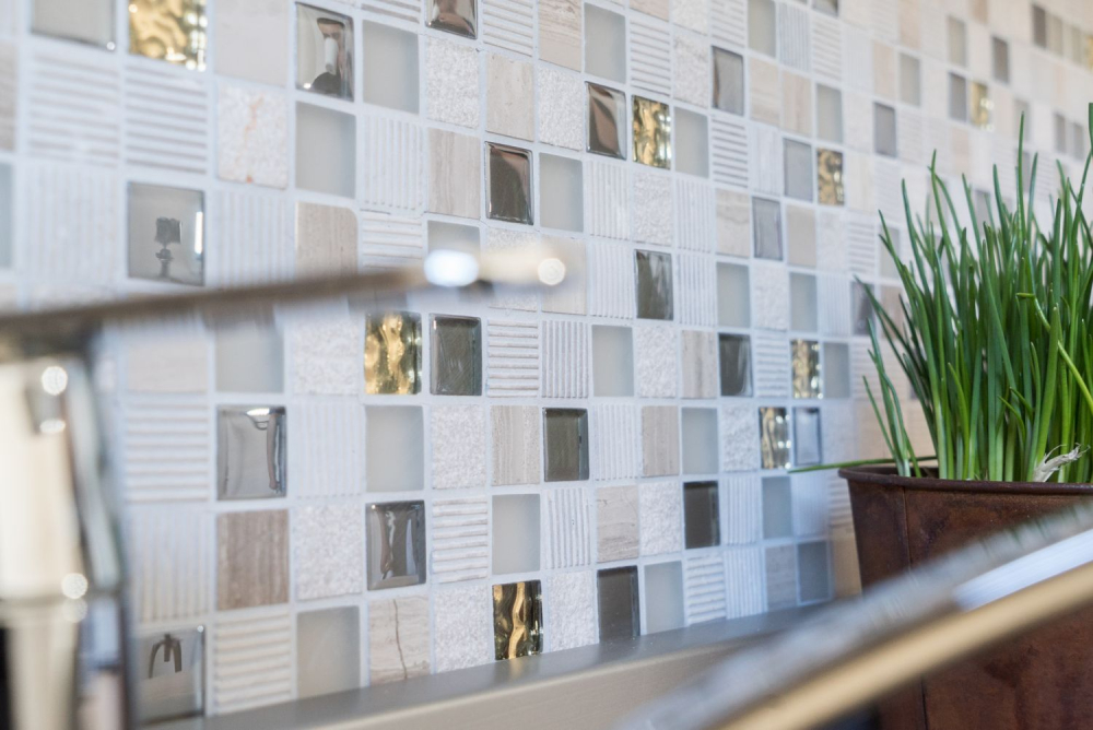 Mosaikfliesen Mix-Mosaik Marmor hellgrau gold Milchglas Struktur
