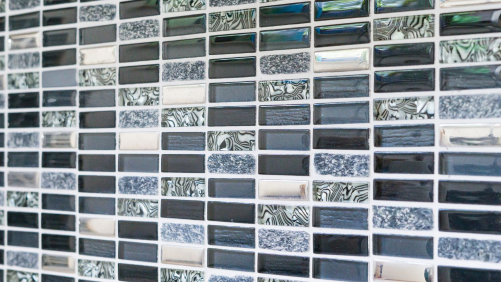 Mosaique rectangle mosaique de verre pierre mix noir mix translucide aspect croise argent gris brillant