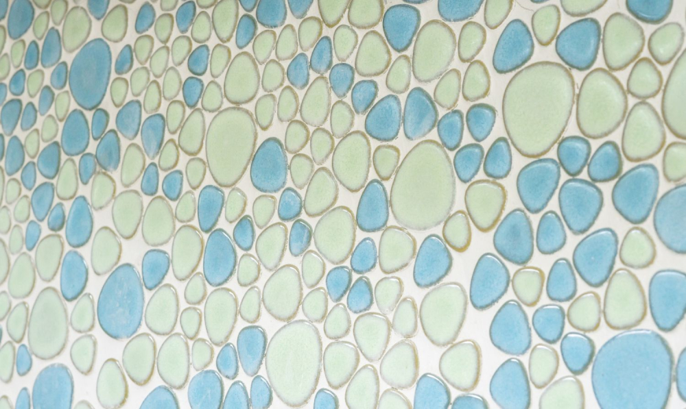 Mosaico de guijarros azul claro verde claro ceramica brillante aspecto guijarros