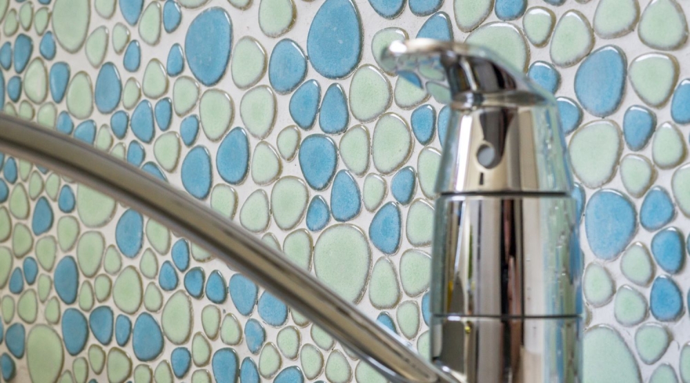 Mosaico de guijarros azul claro verde claro ceramica brillante aspecto guijarros
