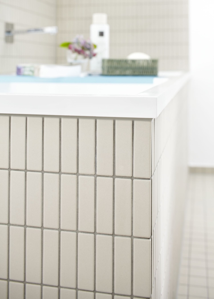 Piezas de mosaico lisas de ceramica sin esmaltar de color beige claro con aspecto de aglomerante cruzado mate R10