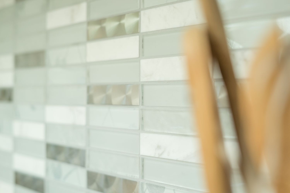 Mosaique rectangle mosaique de verre pierre mix acier blanc mix translucide inox aspect croise brillant