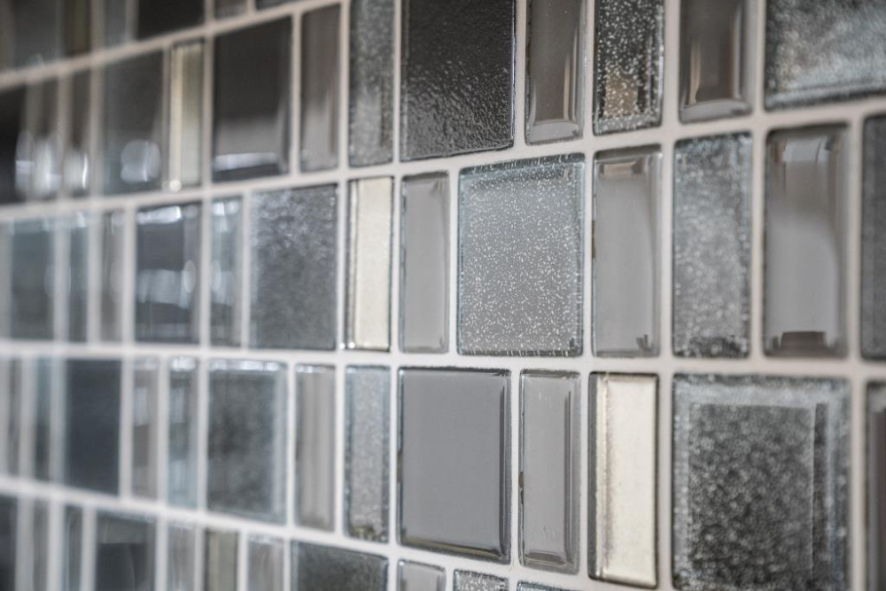 Mosaico di vetro Grigio antracite Crema Iridescente Backsplash 68-0213G