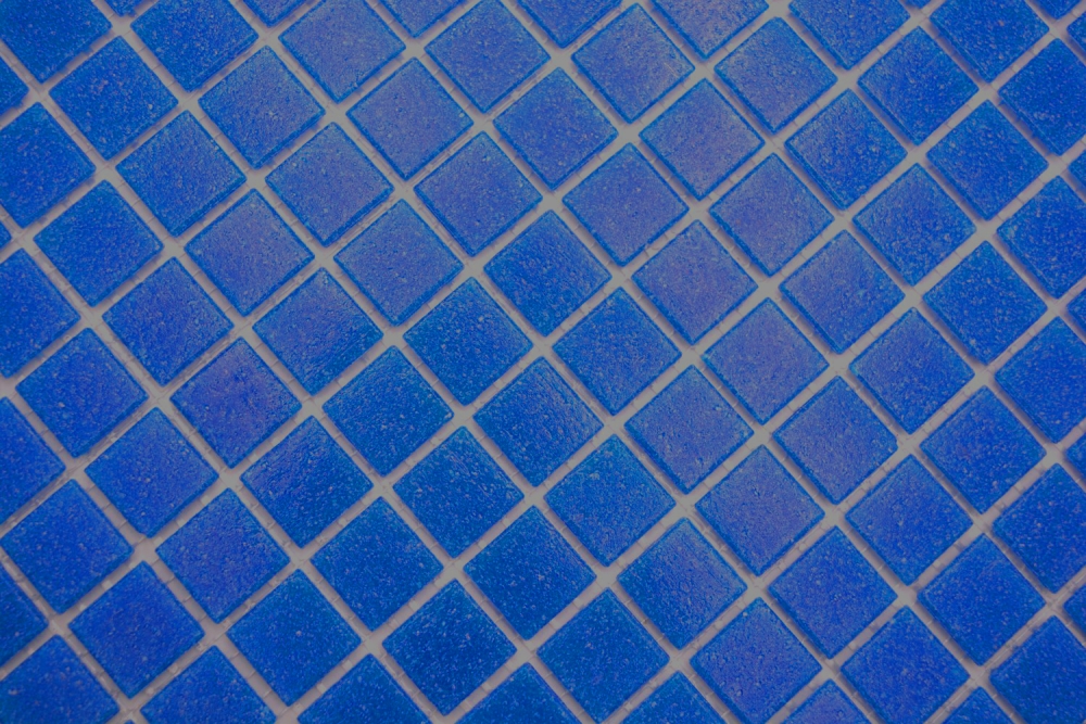 Mosaico de vidrio cuadrado uni azul oscuro papel aglomerado piscina mirada brillante