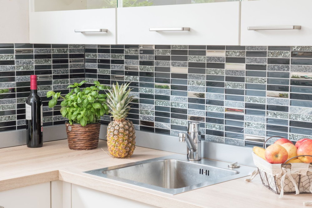 Mosaique rectangle mosaique de verre pierre mix noir mix translucide aspect croise argent gris brillant