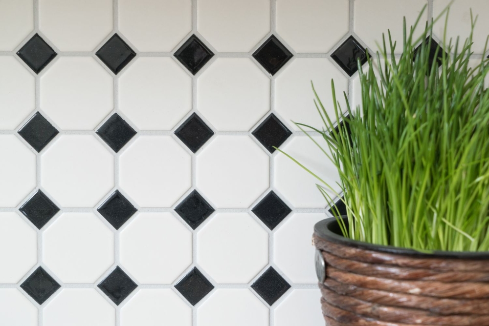 Mosaik Octagon weiß matt mit schwarz glänzend Keramik Octagonoptik