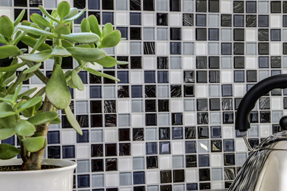 Mosaique autocollant carre mosaique de verre mix gris noir blanc essuye translucide brillant