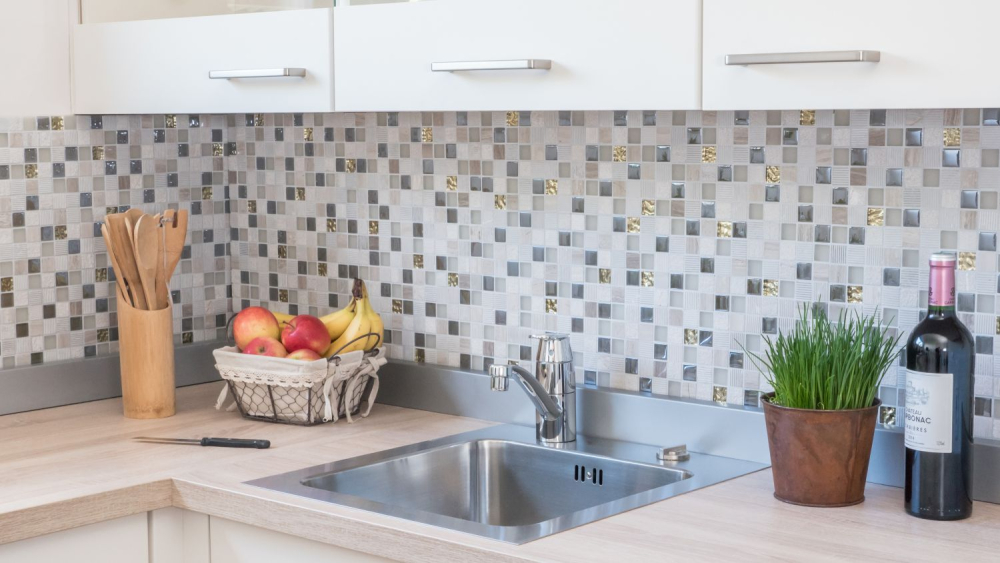 Mosaikfliesen Mix-Mosaik Marmor hellgrau gold Milchglas Struktur