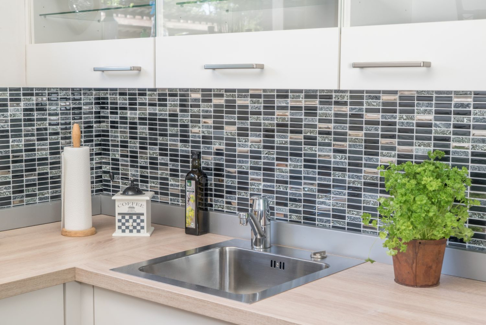 Mosaique rectangle mosaique de verre pierre mix noir mix translucide aspect croise argent gris brillant