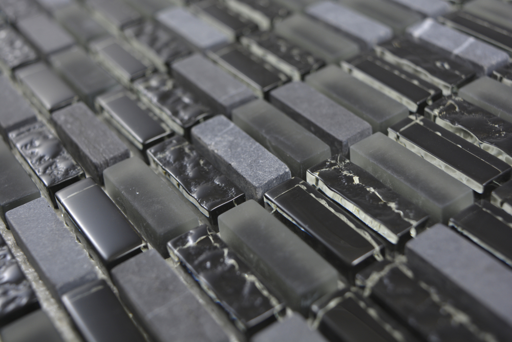 Batonnets de mosaique de verre pierre mix gris mat noir mix translucide aspect croise brillant