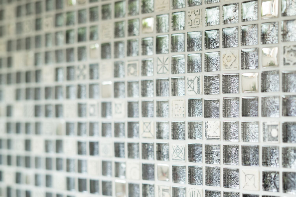 Mosaique carre Mosaique de verre pierre mix blanc argent noir structure mix translucide aspect relief brillant