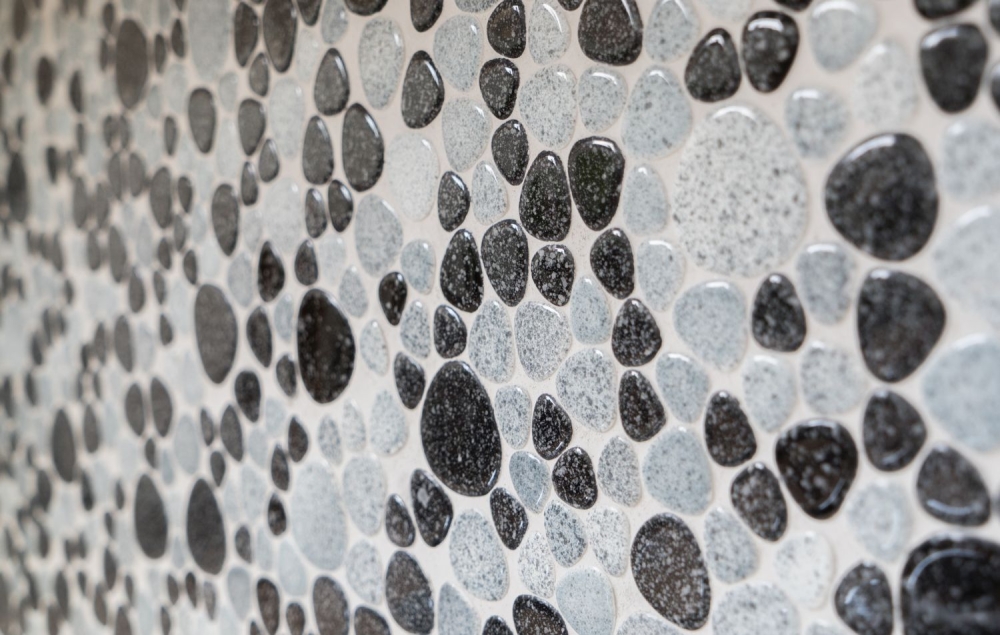 Mezcla de guijarros en mosaico negro moteado blanco brillante aspecto de guijarros de ceramica