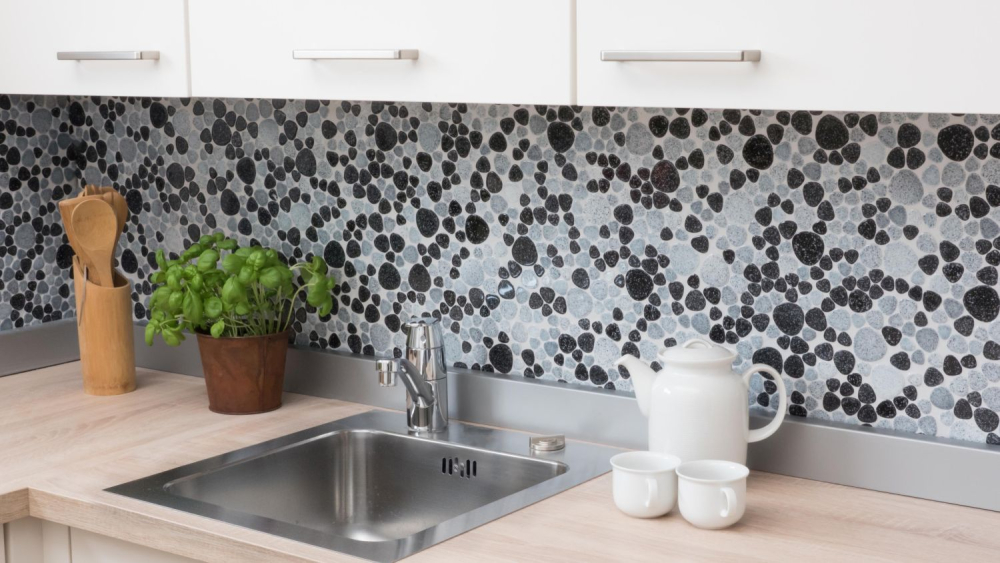Mezcla de guijarros en mosaico negro moteado blanco brillante aspecto de guijarros de ceramica